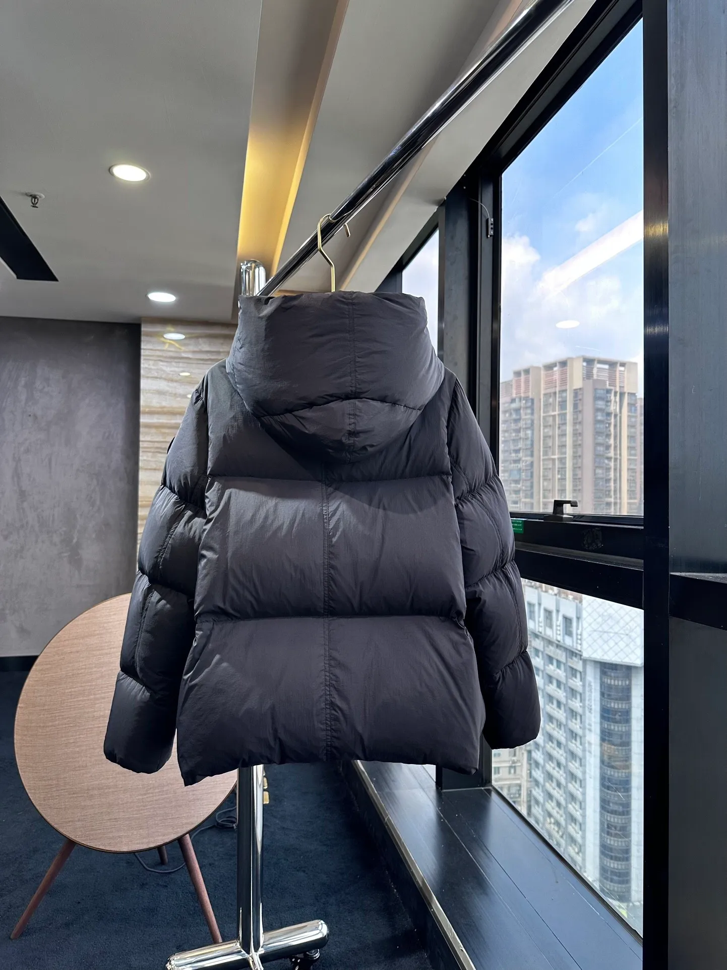P1100 Top-quality original Canada Goose autumn. It is warm and has no sense of restraint. It is made of national standard 90 white duck down. It is light and elegant, giving you all-round warmth! The appearance of the upper body is more classy and stylish, allowing warmth and grace to go hand in hand. The multiple car lines on the center line are strict and symmetrical, keeping warm and waiting. The logo on the chest embellishes the whole piece! The unique taste goes deep into the bone marrow. It is age-reducing and full of warmth. It has a simple and elegant look and has the same color for men and women. Black Gray Size: XS-S M L
